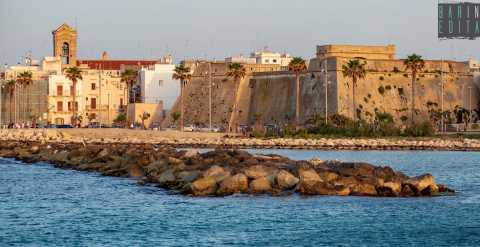 Chiese, palazzi e castelli adagiati sul mare:  Mola, il borgo che attende di essere rivelato